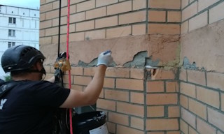 Обследование фасада здания в Троицке в октябре